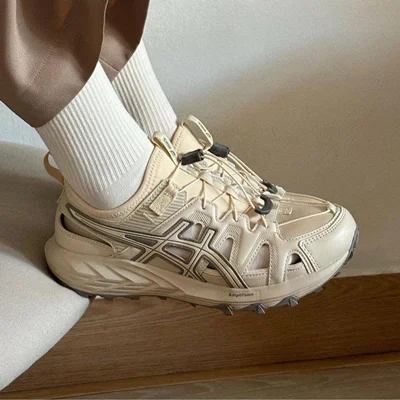 صندل آسیکس جل سونوما مردانه کرم با خط طوسی